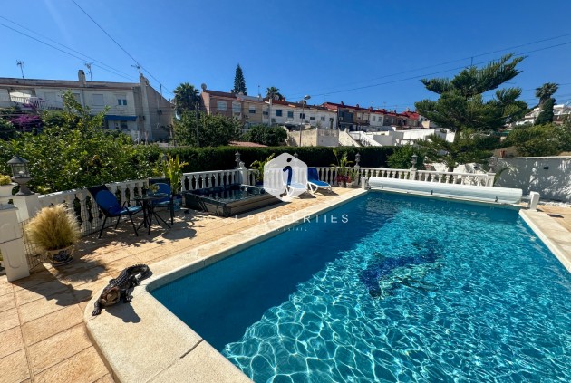Resale - Chalet -
Torrevieja - Costa Blanca