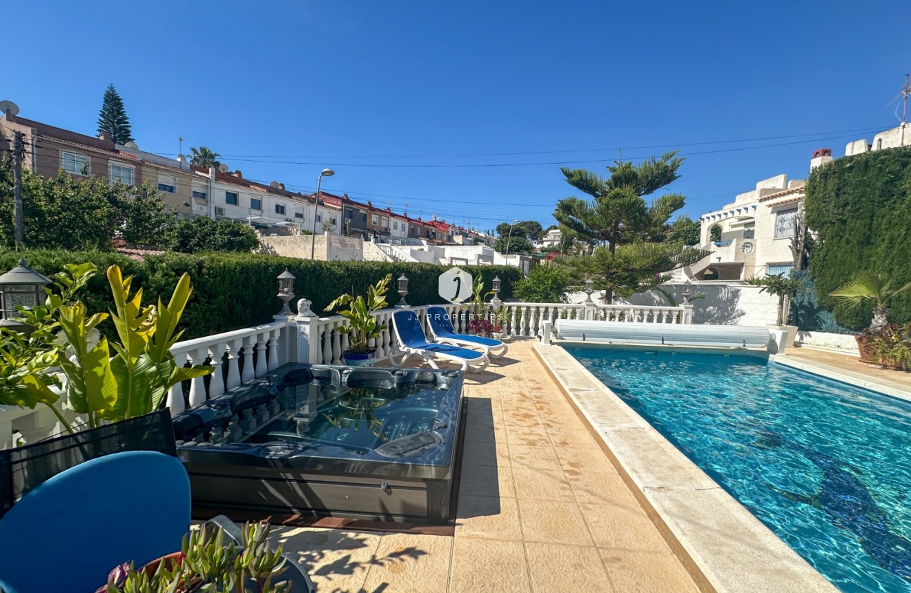 Resale - Chalet -
Torrevieja - Costa Blanca