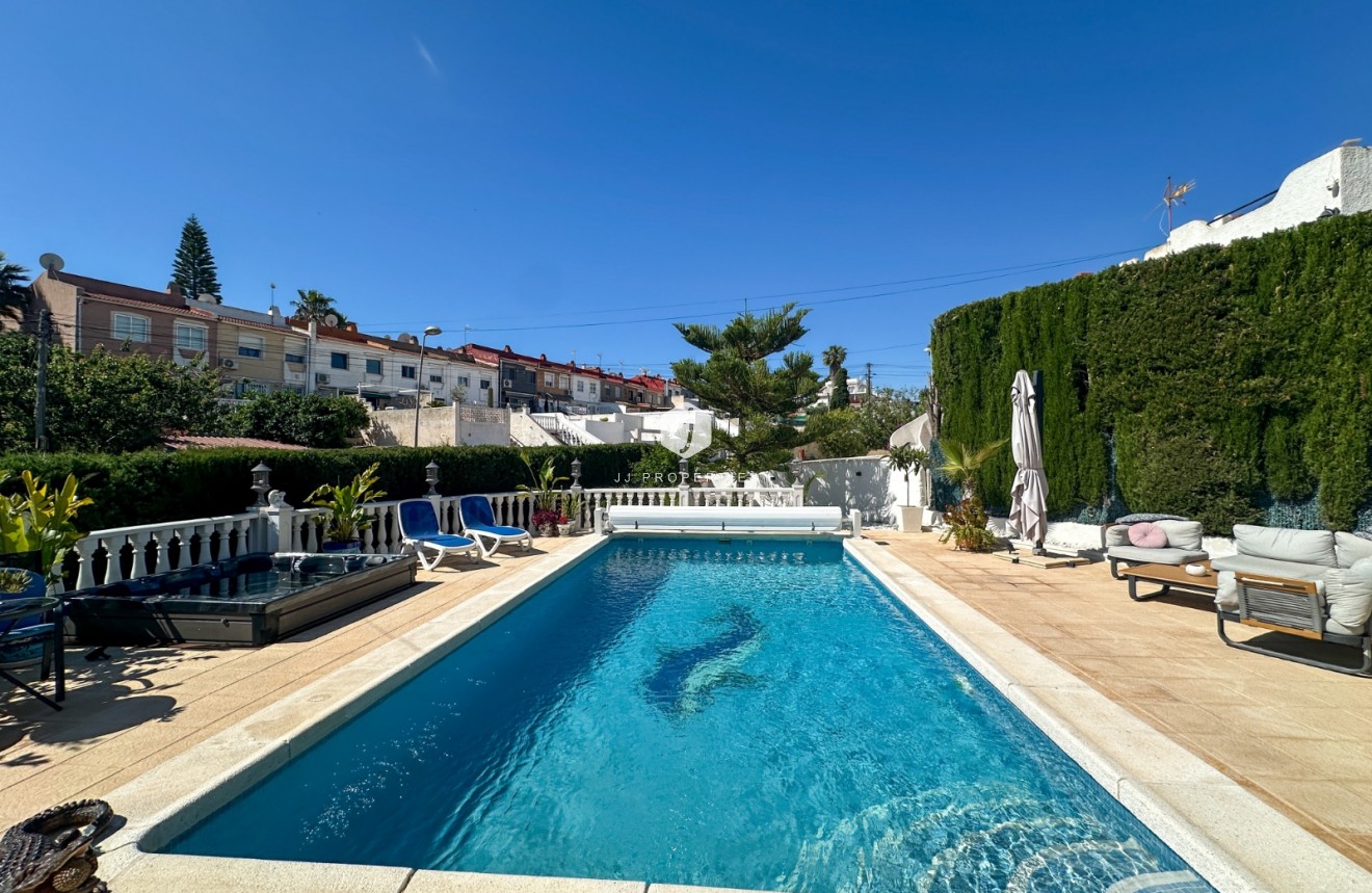 Resale - Chalet -
Torrevieja - Costa Blanca