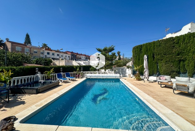 Resale - Chalet -
Torrevieja - Costa Blanca
