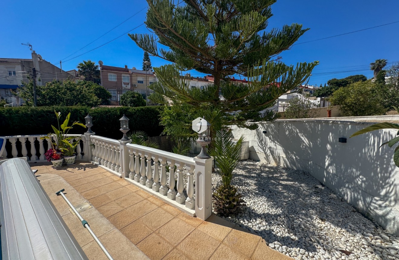 Resale - Chalet -
Torrevieja - Costa Blanca