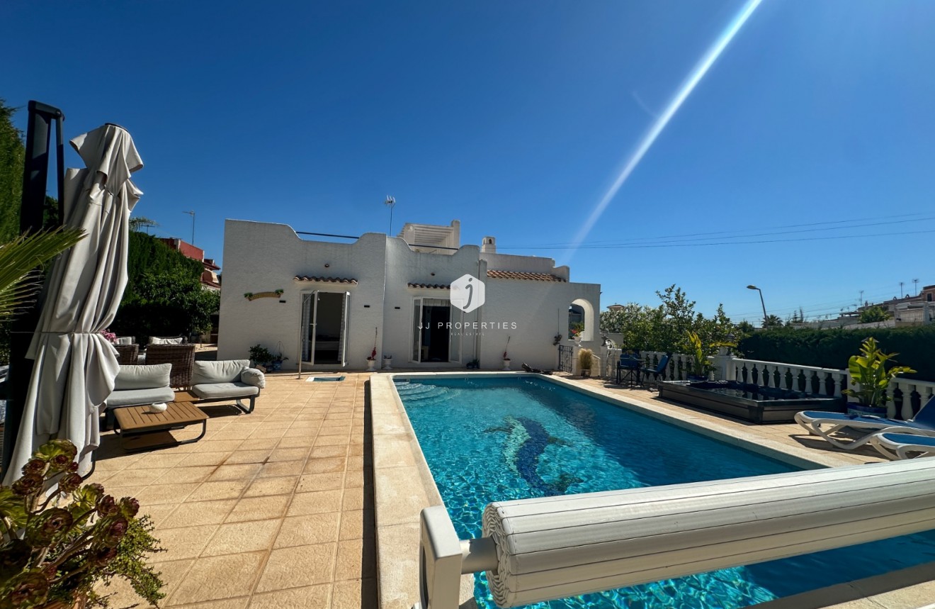 Resale - Chalet -
Torrevieja - Costa Blanca