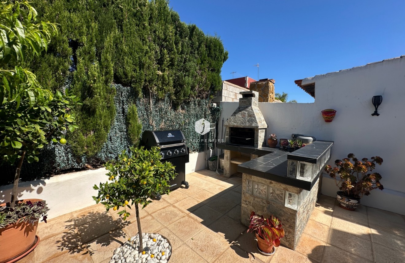 Resale - Chalet -
Torrevieja - Costa Blanca