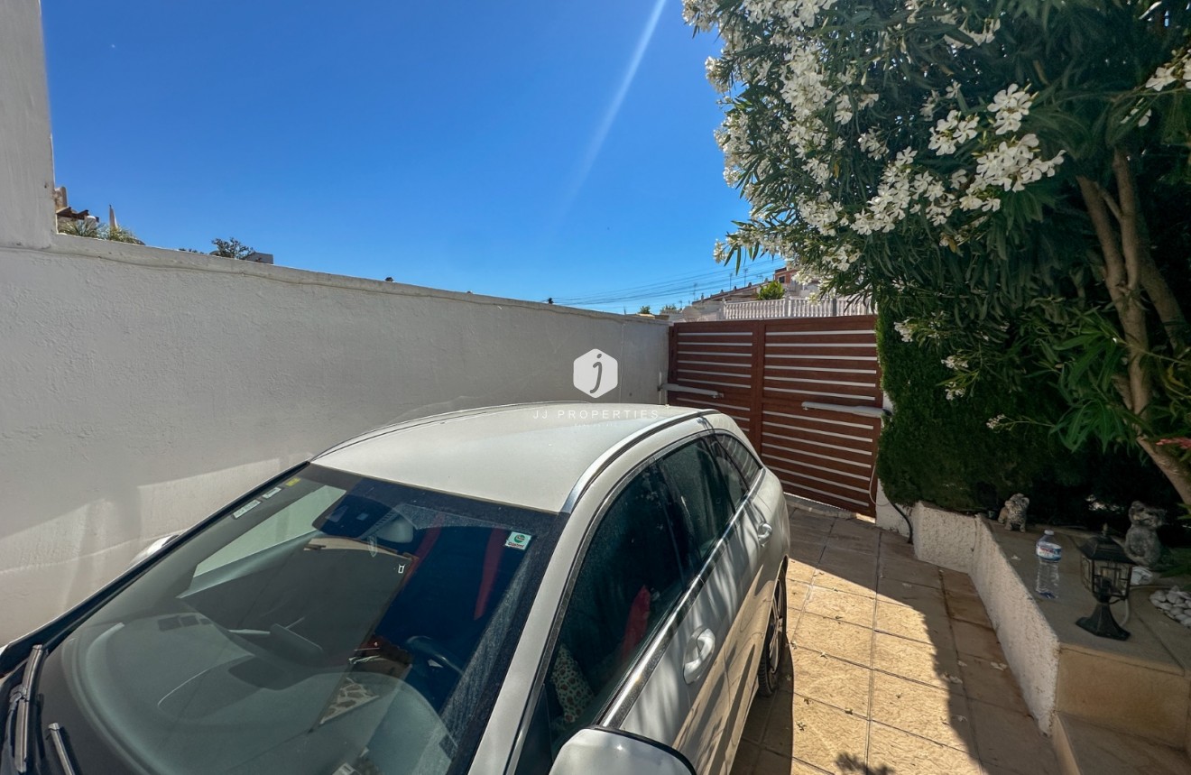 Resale - Chalet -
Torrevieja - Costa Blanca