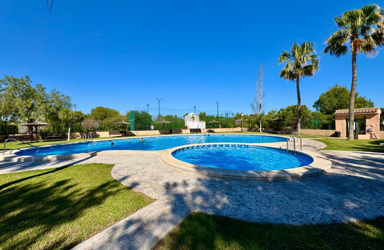 Resale - Chalet -
Orihuela Costa - Los Altos
