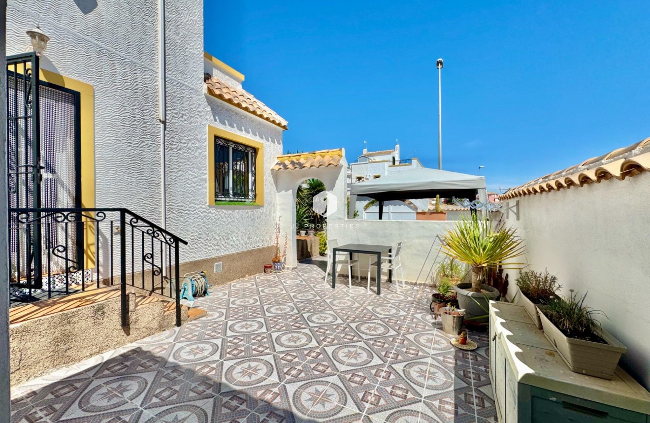 Resale - Chalet -
Orihuela Costa - Los Altos