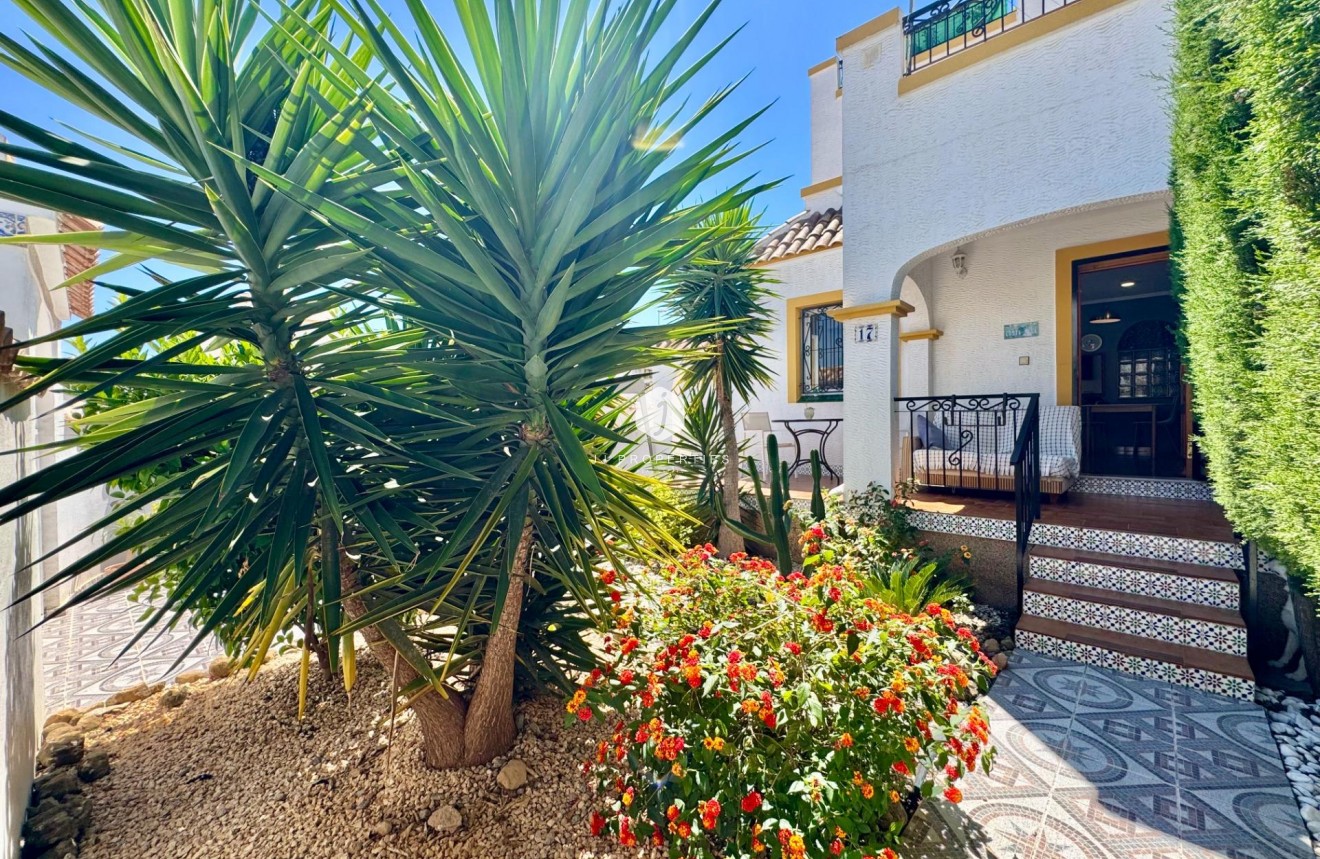 Resale - Chalet -
Orihuela Costa - Los Altos