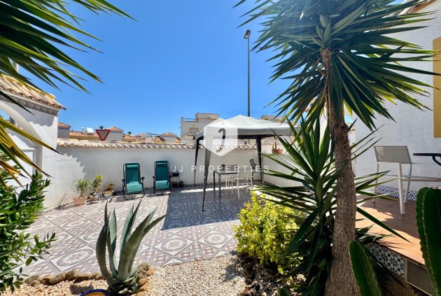 Resale - Chalet -
Orihuela Costa - Los Altos