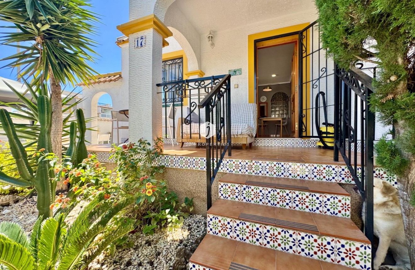 Resale - Chalet -
Orihuela Costa - Los Altos