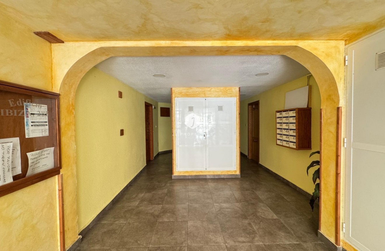 Resale - Apartment / flat -
Torrevieja - Centro