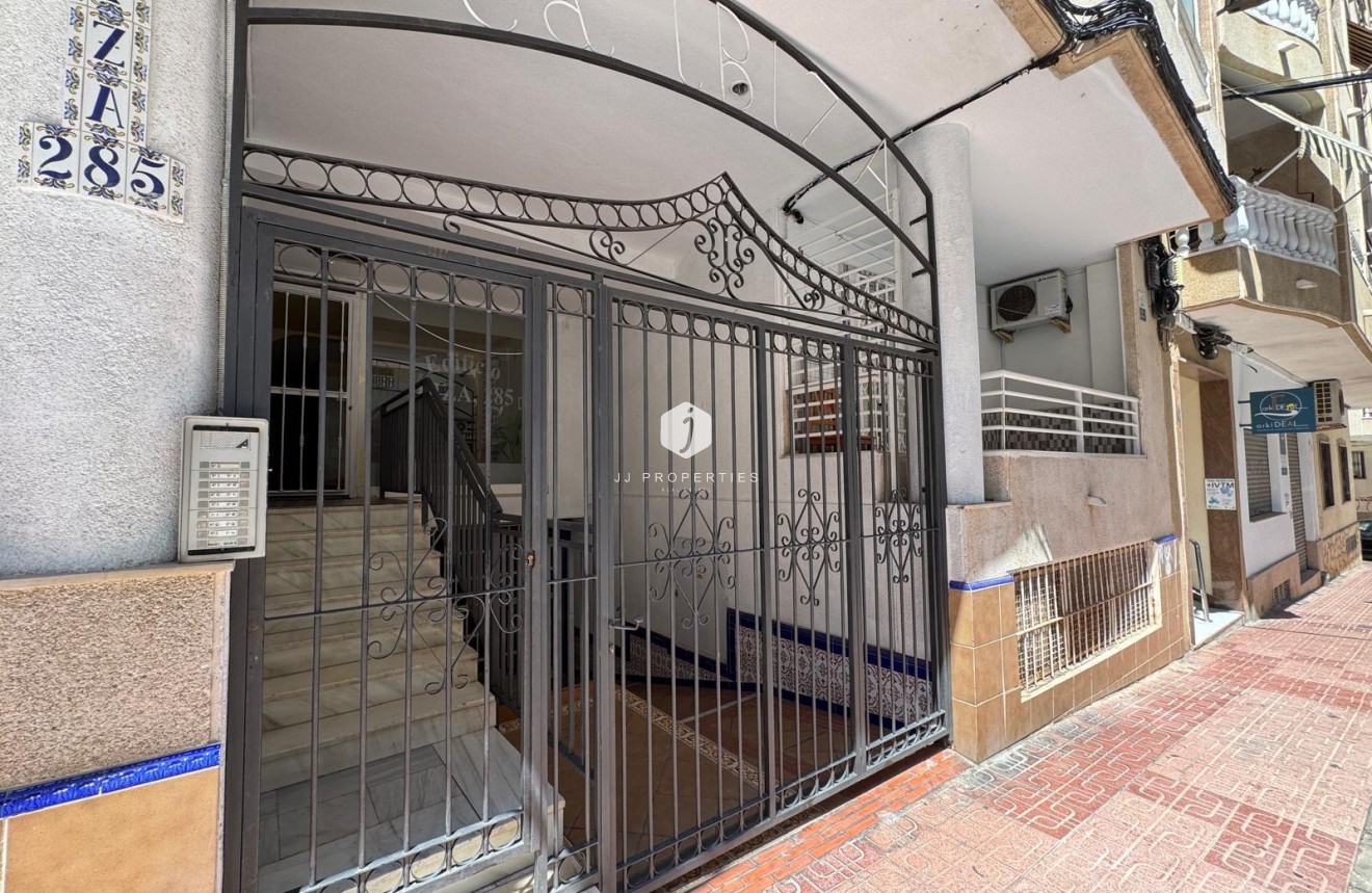 Resale - Apartment / flat -
Torrevieja - Centro