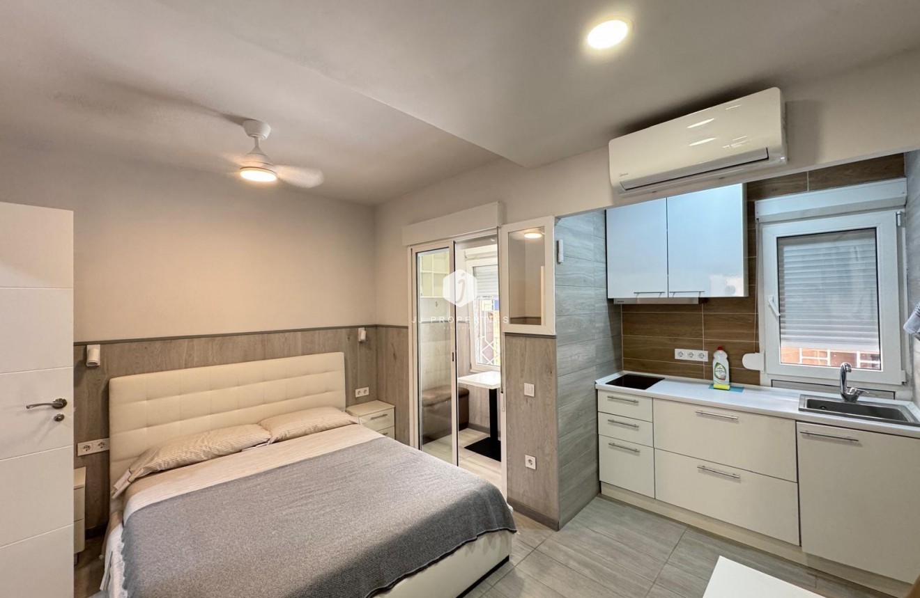 Resale - Apartment / flat -
Torrevieja - Playa del Cura