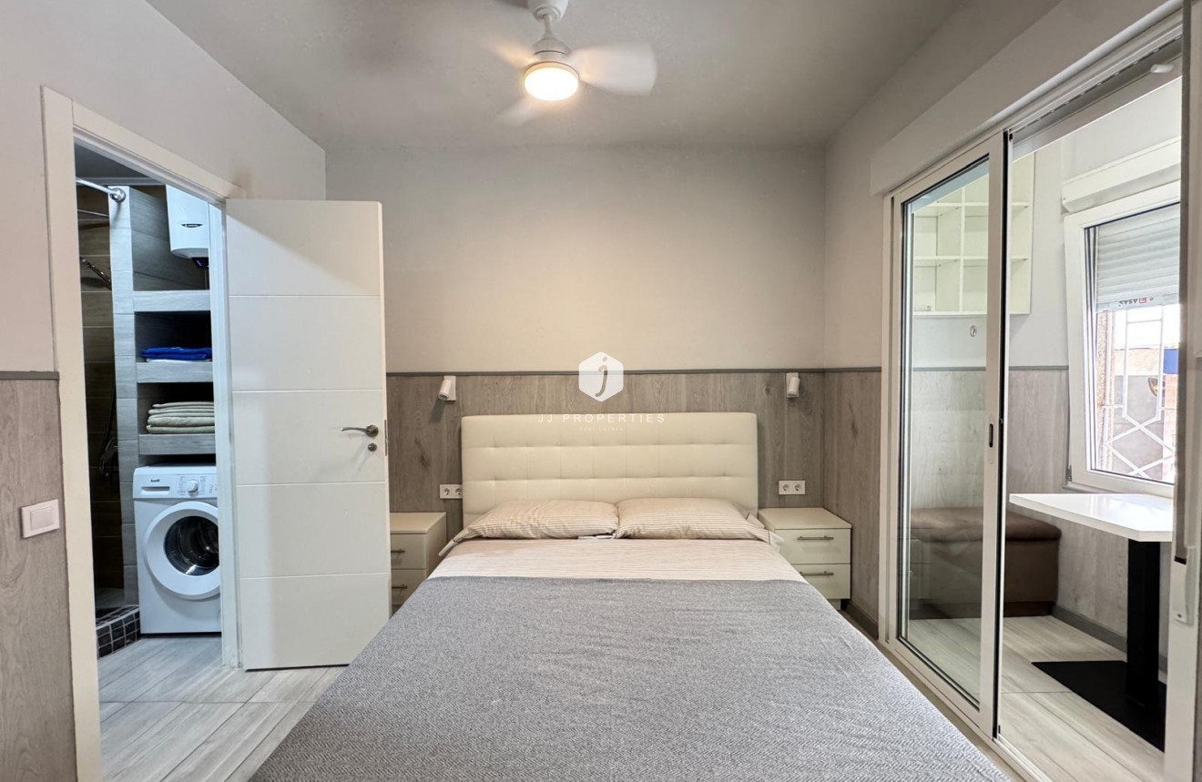 Resale - Apartment / flat -
Torrevieja - Playa del Cura