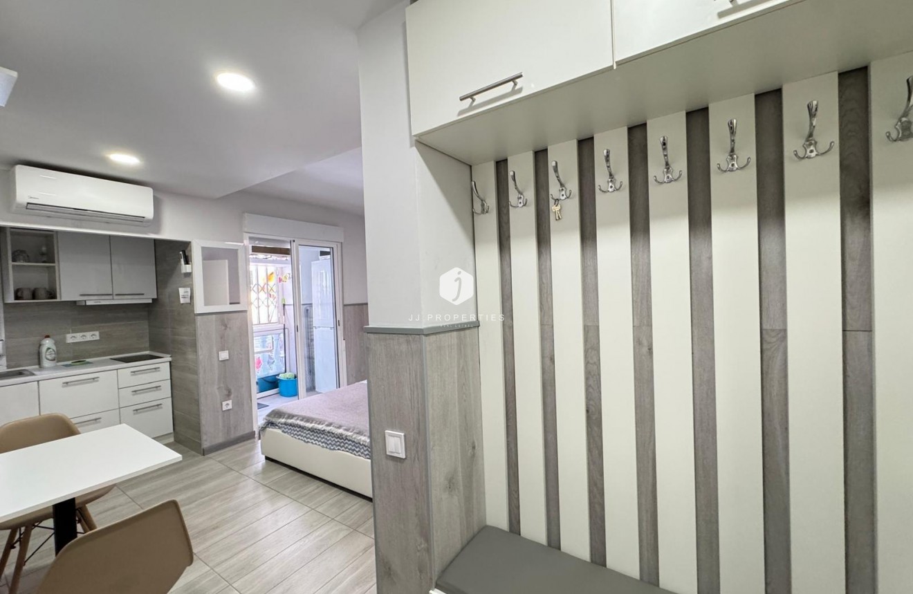 Resale - Apartment / flat -
Torrevieja - Playa del Cura
