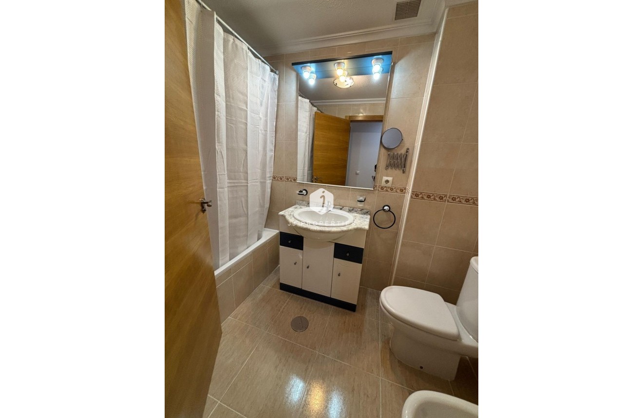 Resale - Apartment / flat -
Torrevieja - Centro