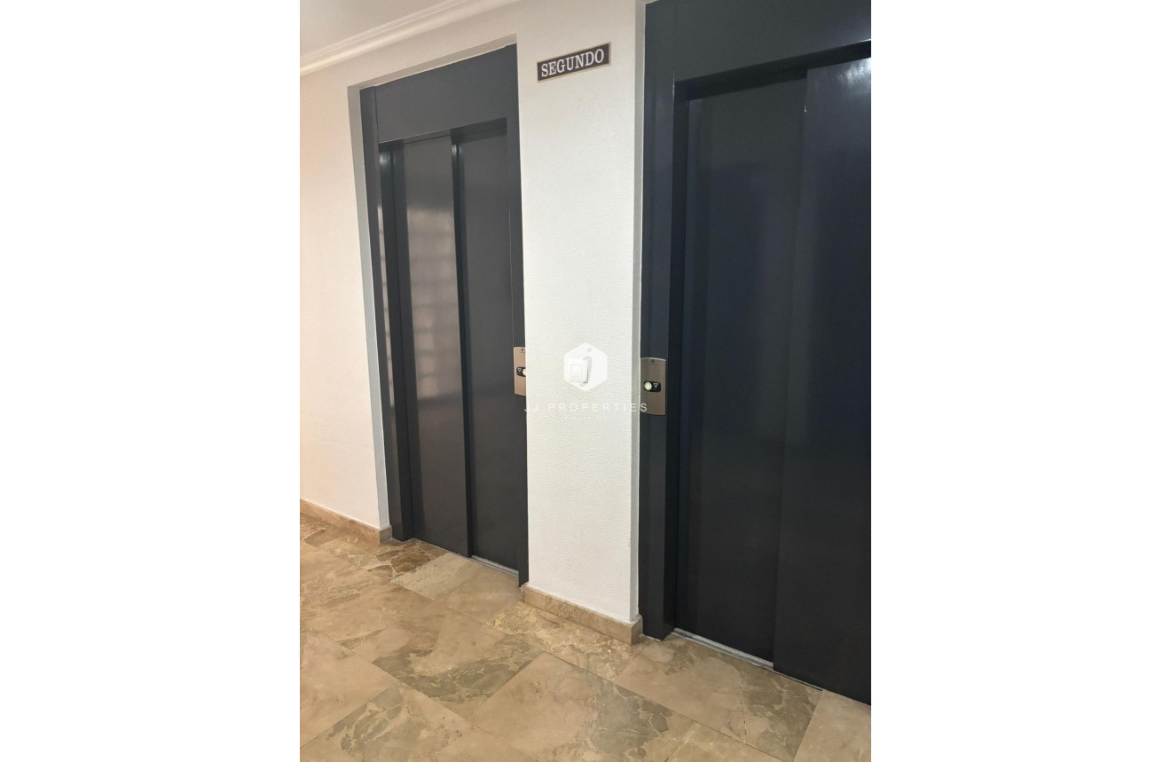 Resale - Apartment / flat -
Torrevieja - Centro