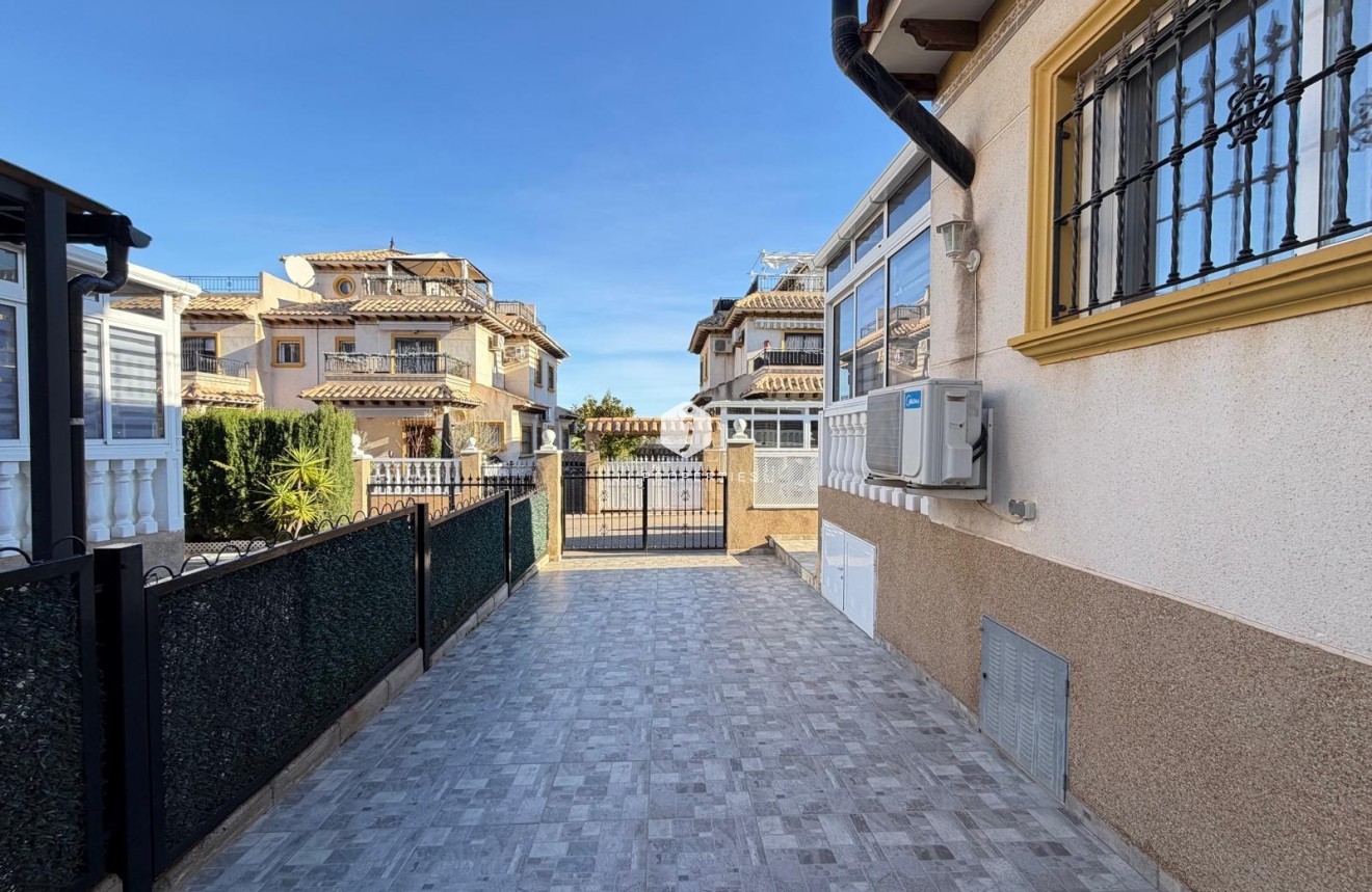 Resale - Chalet -
Orihuela Costa - Las Filipinas