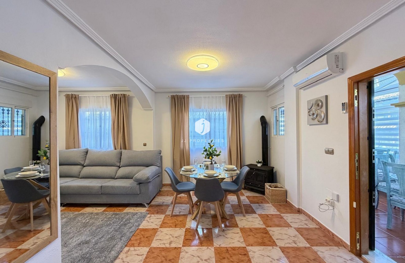Resale - Chalet -
Orihuela Costa - Las Filipinas