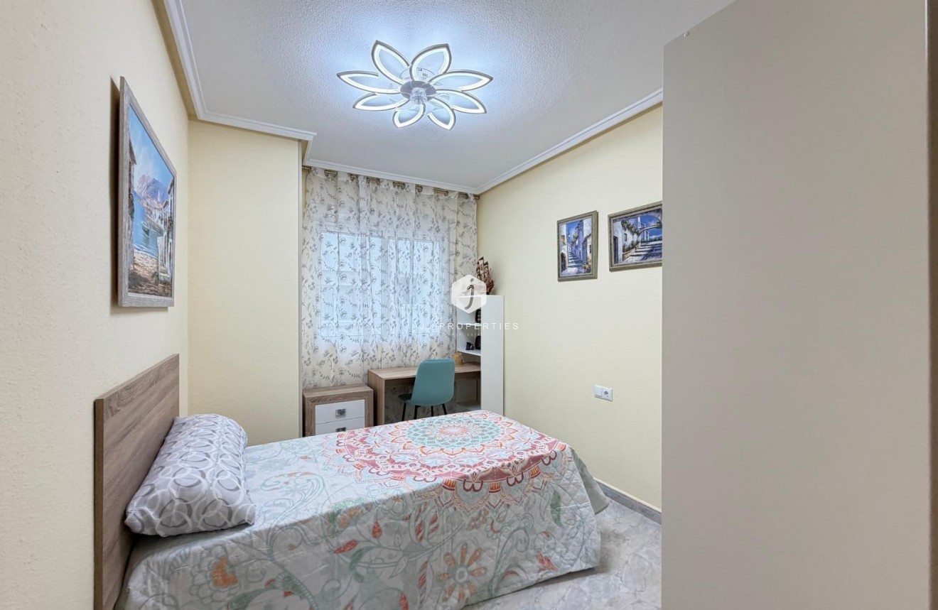 Resale - Apartment / flat -
Torrevieja - Playa del Cura