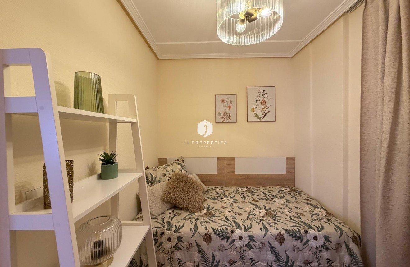 Resale - Apartment / flat -
Torrevieja - Playa de los Locos