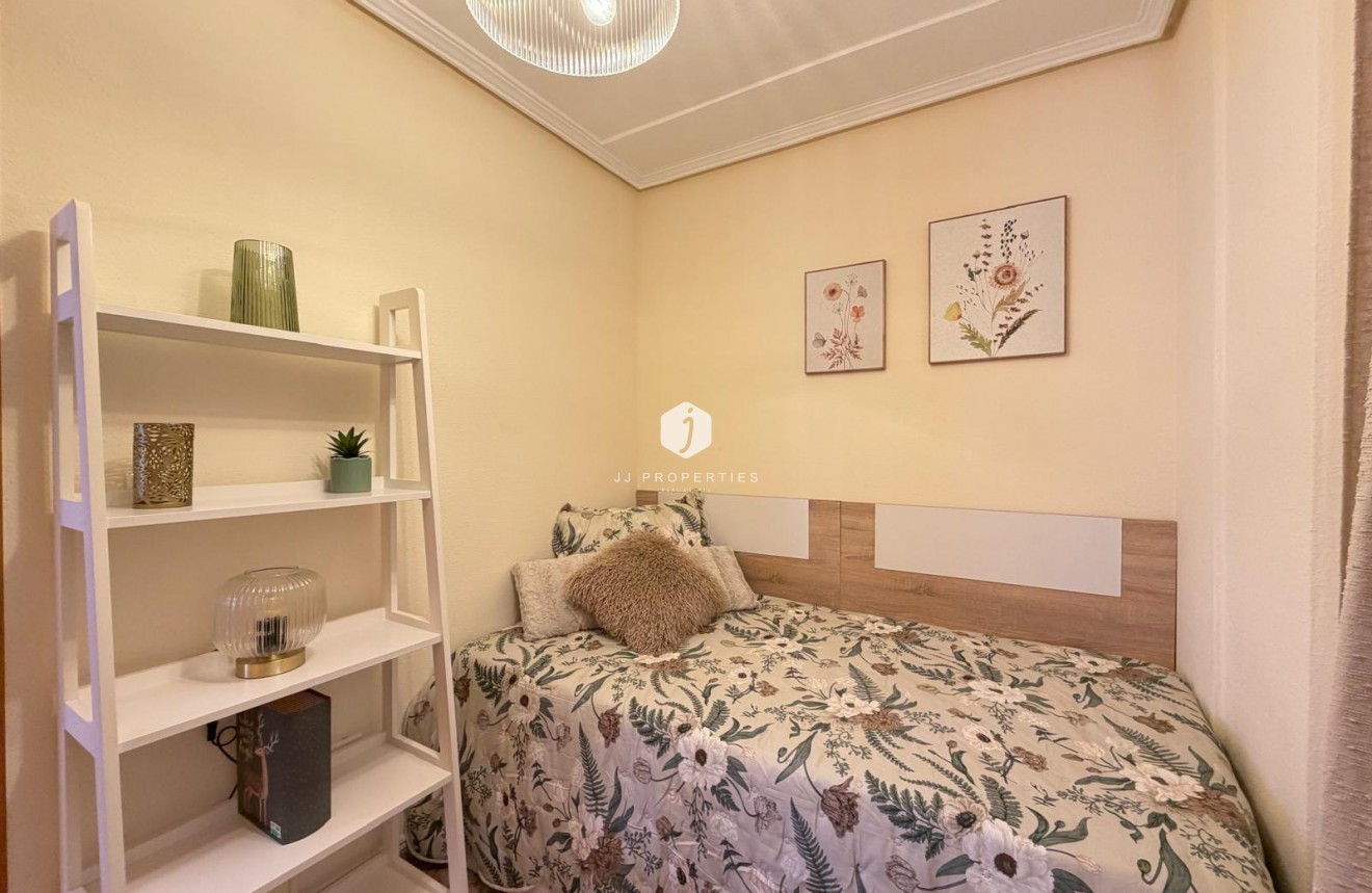 Resale - Apartment / flat -
Torrevieja - Playa de los Locos