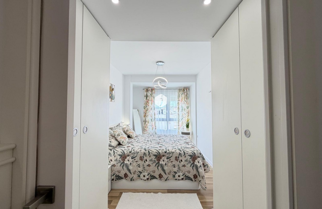 Resale - Apartment / flat -
Torrevieja - Centro