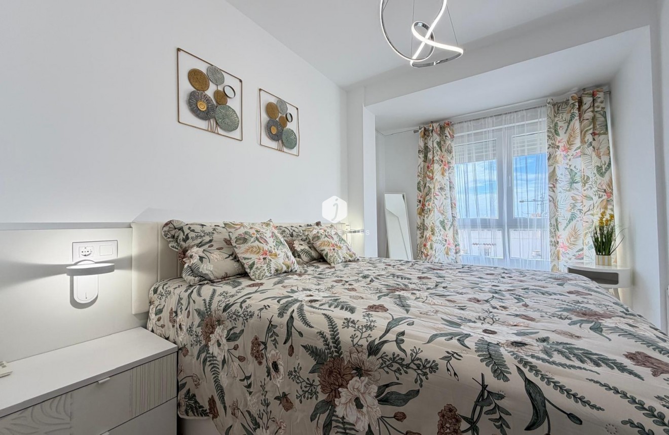 Resale - Apartment / flat -
Torrevieja - Centro