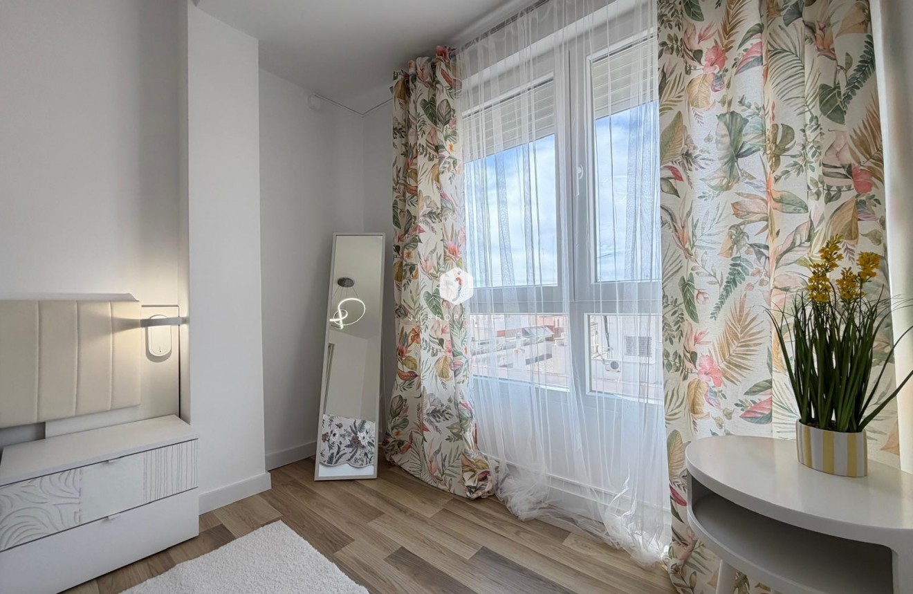 Resale - Apartment / flat -
Torrevieja - Centro
