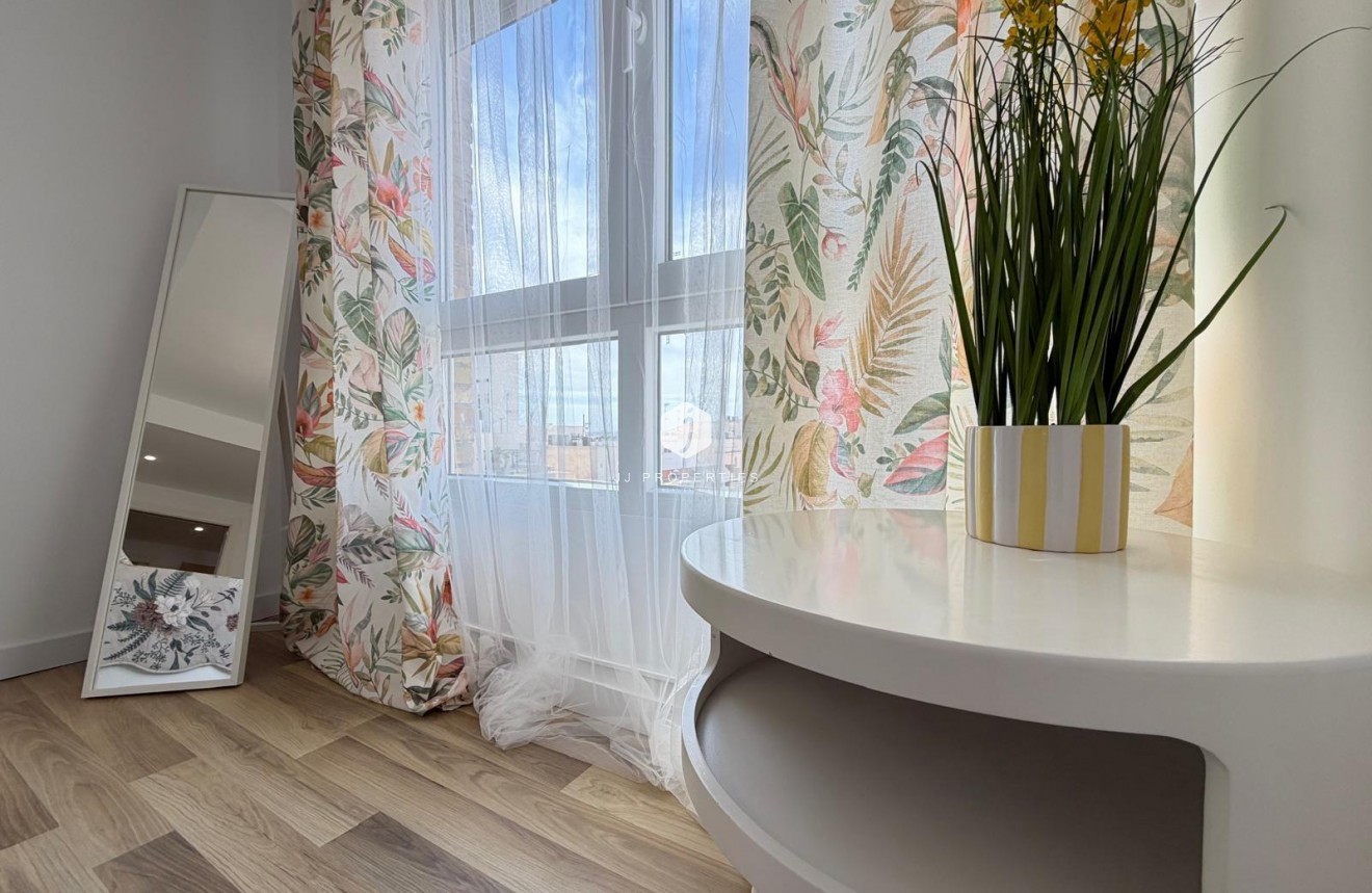 Resale - Apartment / flat -
Torrevieja - Centro