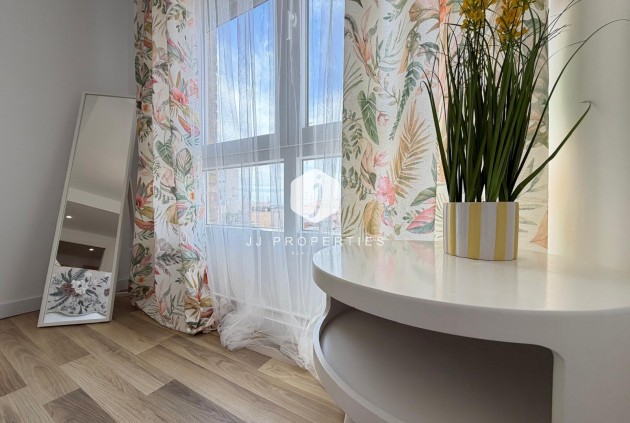 Resale - Apartment / flat -
Torrevieja - Centro