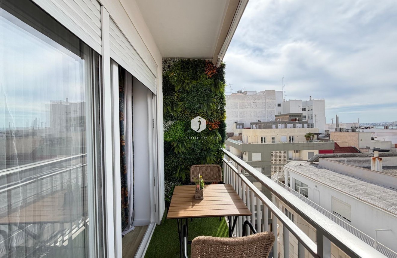 Resale - Apartment / flat -
Torrevieja - Centro