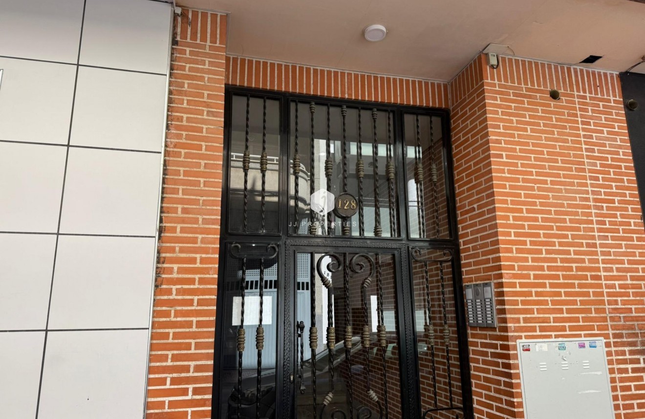 Resale - Apartment / flat -
Torrevieja - Centro