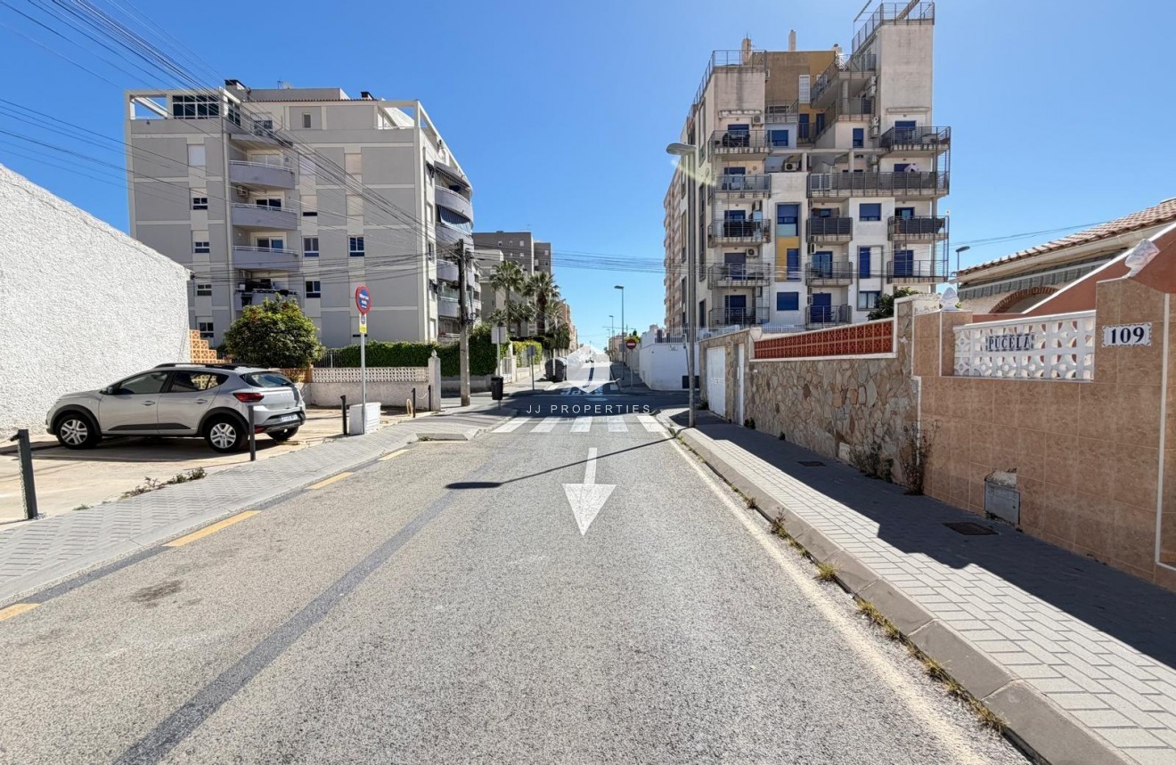Resale - Chalet -
Torrevieja - Nueva Torrevieja