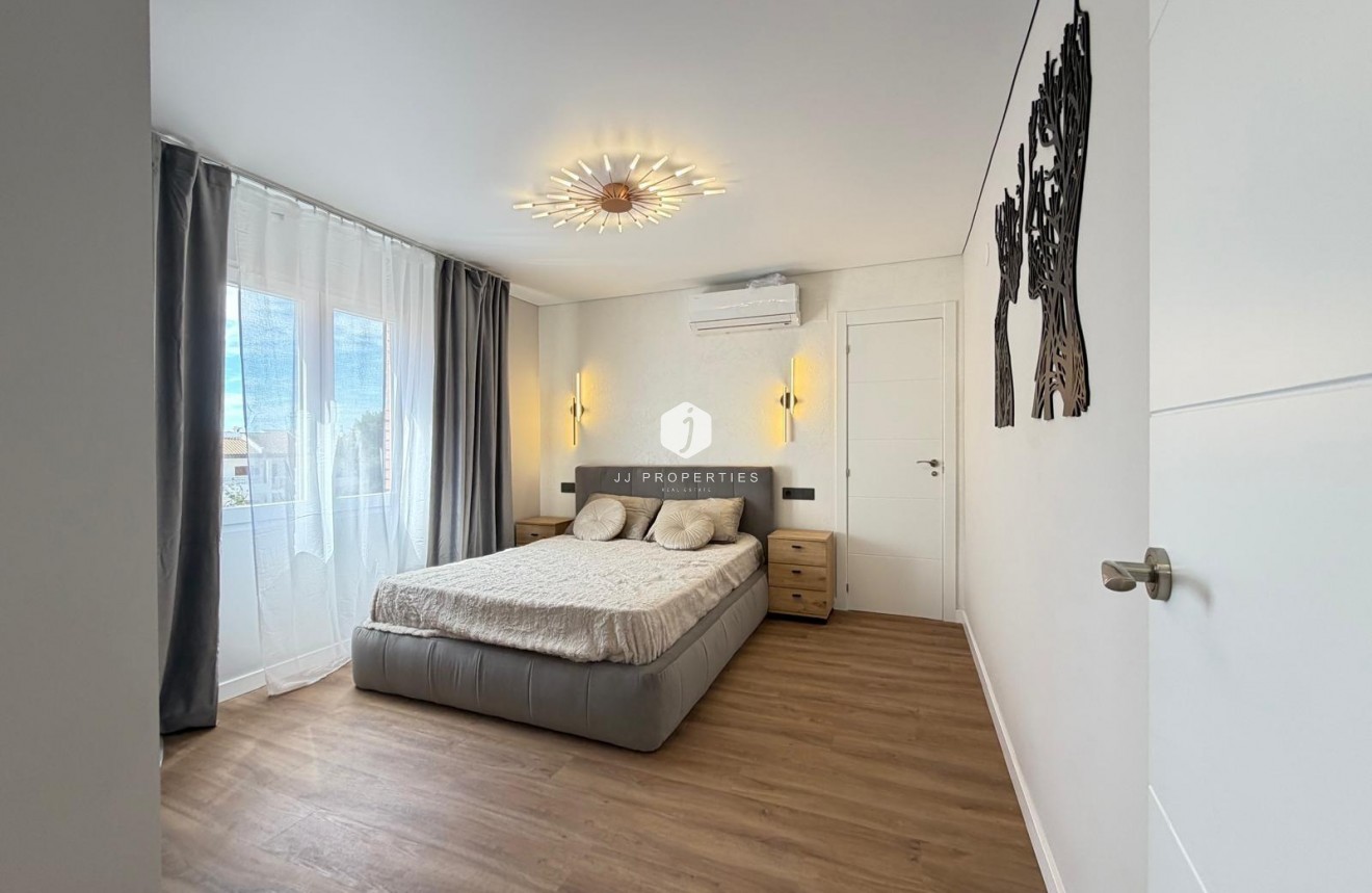 Resale - Apartment / flat -
Torrevieja - Punta prima