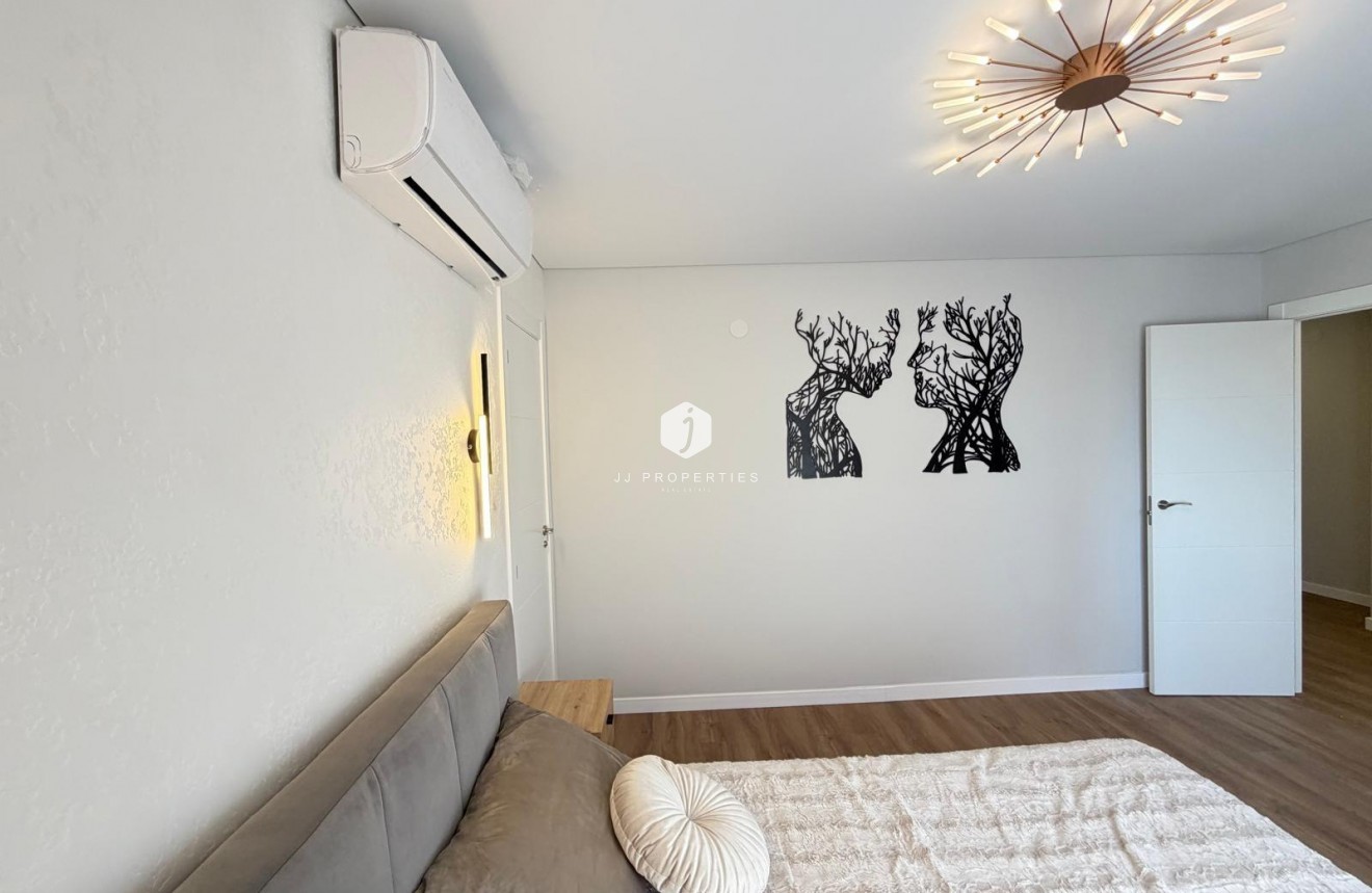 Resale - Apartment / flat -
Torrevieja - Punta prima