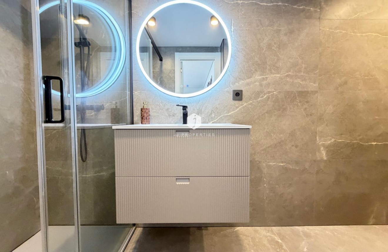 Resale - Apartment / flat -
Torrevieja - Punta prima