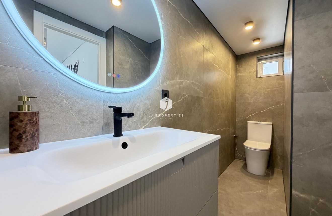 Resale - Apartment / flat -
Torrevieja - Punta prima