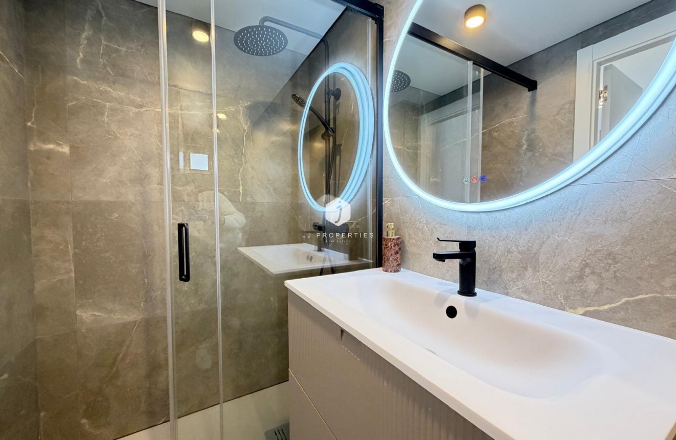 Resale - Apartment / flat -
Torrevieja - Punta prima