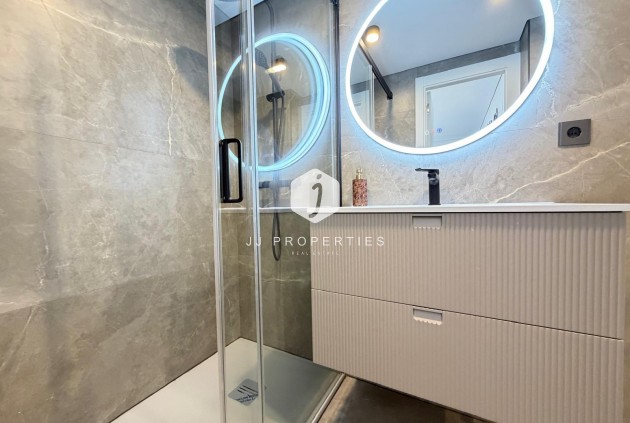 Resale - Apartment / flat -
Torrevieja - Punta prima