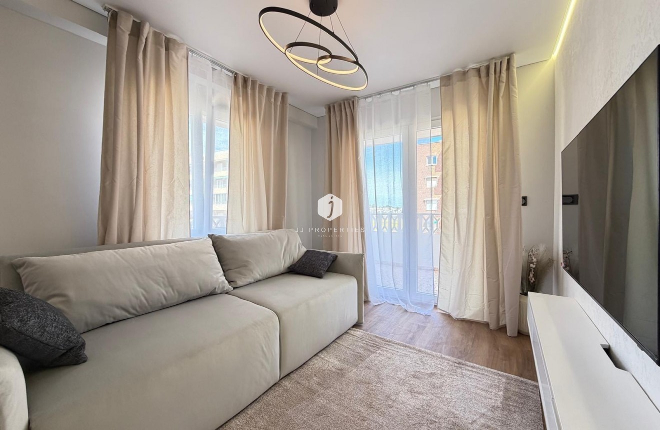 Resale - Apartment / flat -
Torrevieja - Punta prima