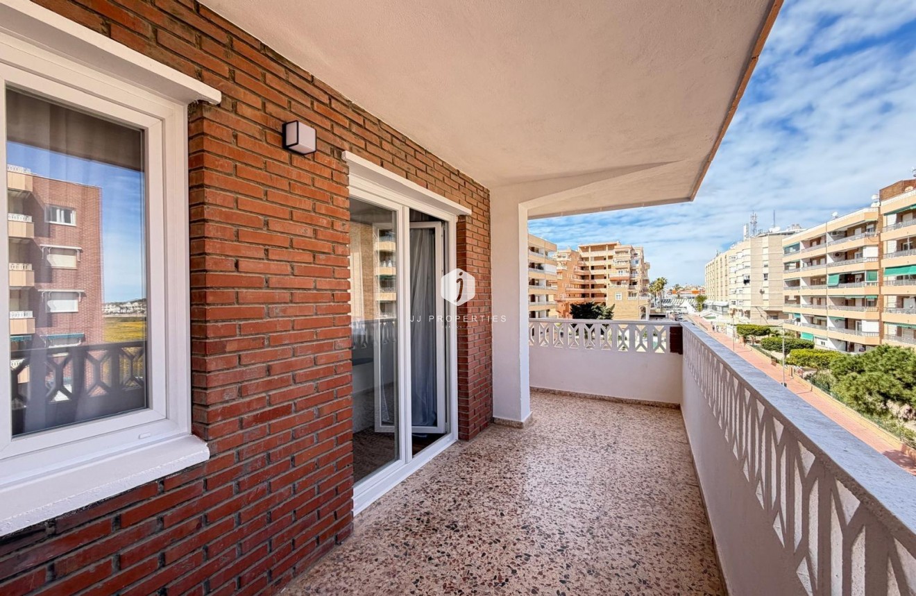 Resale - Apartment / flat -
Torrevieja - Punta prima