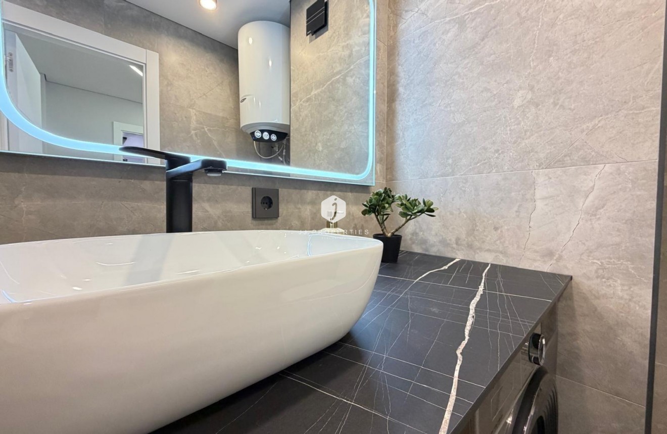 Resale - Apartment / flat -
Torrevieja - Punta prima