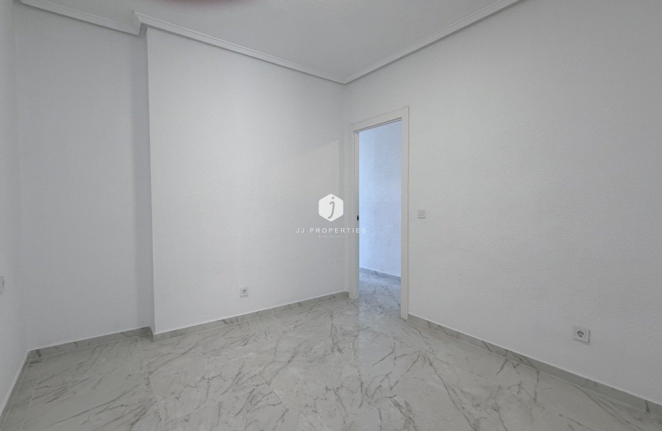 Resale - Apartment / flat -
Torrevieja - Costa Blanca