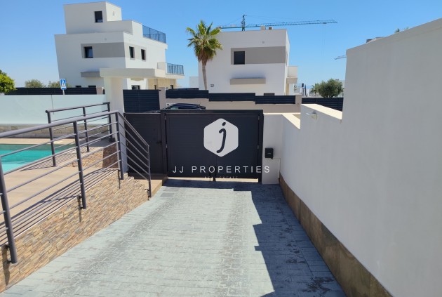 Resale - Villa -
San Miguel de Salinas - Inland