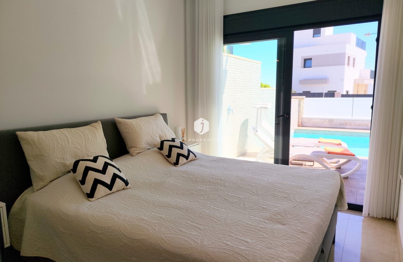 Resale - Villa -
San Miguel de Salinas - Inland