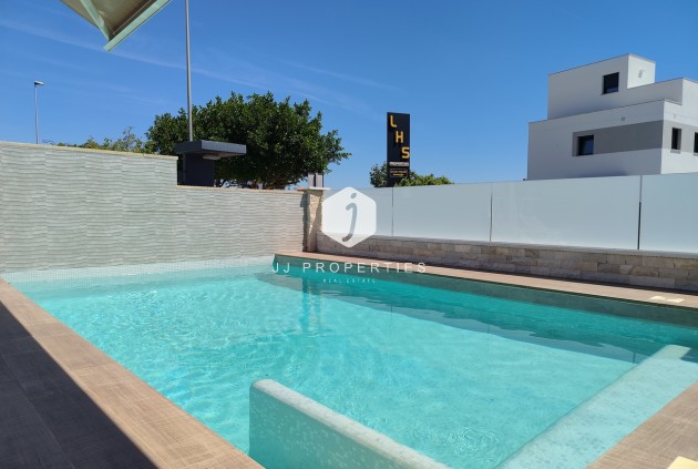 Resale - Villa -
San Miguel de Salinas - Inland