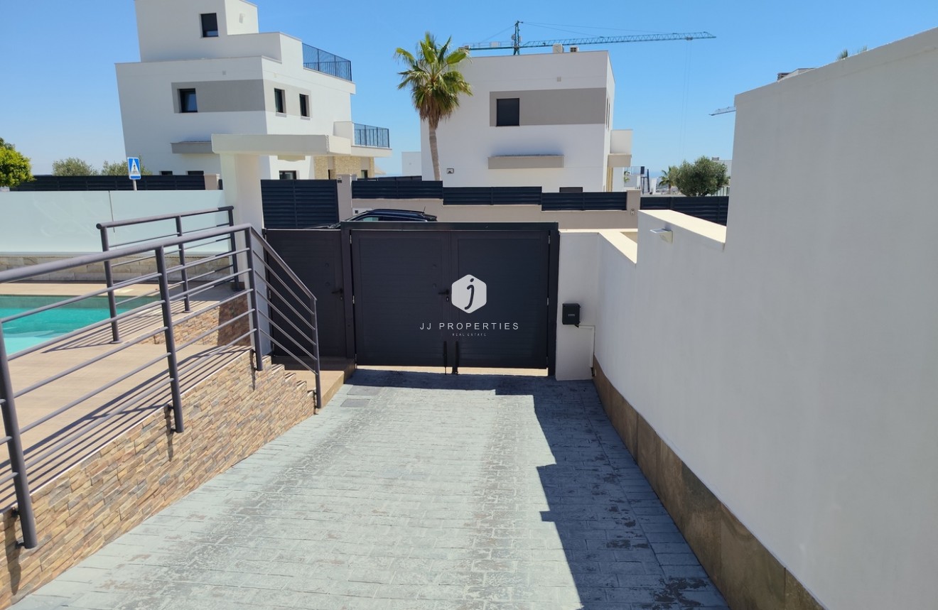 Resale - Villa -
San Miguel de Salinas - Inland