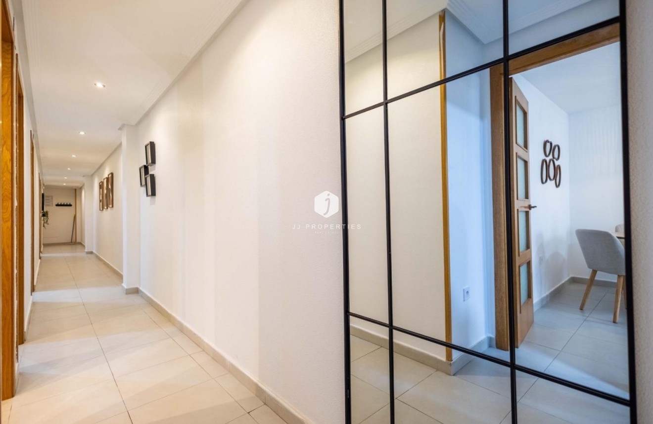 Resale - Apartment / flat -
Torrevieja - Las calas