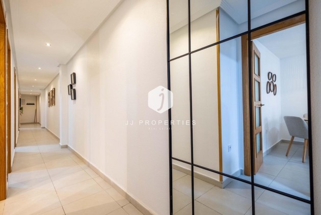 Resale - Apartment / flat -
Torrevieja - Las calas
