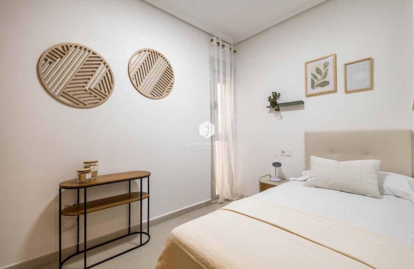 Resale - Apartment / flat -
Torrevieja - Las calas